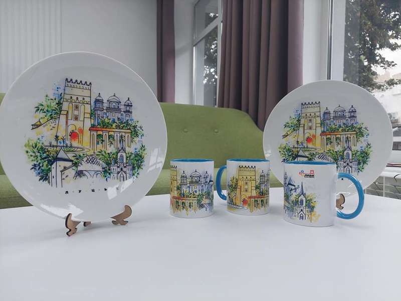 Футболки, чашки, тарілки: у Луцьку продають сувеніри до Дня міста (фото)