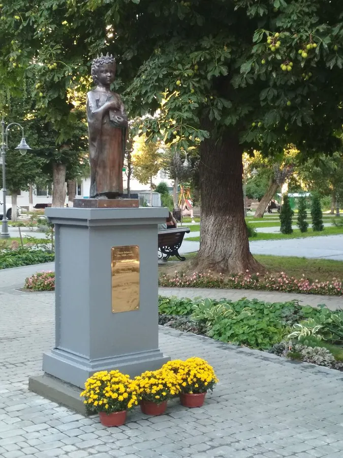 У Луцьку посол Франції в Україні відкрив пам'ятник Анні Ярославні (фото)