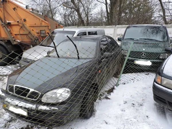 У Луцьку сміттєвоз потрощив автівки поліцейських (фото)