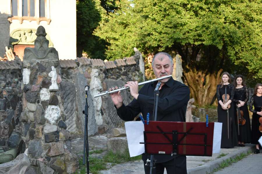 Живі скульптури та оркестр між вогнями: Луцьк провів весну музично й театрально