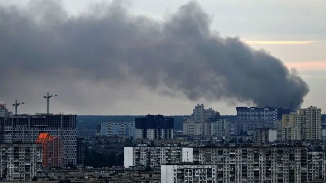 Вночі росіяни обстріляли Київ: постраждав молодий хлопець (відео)