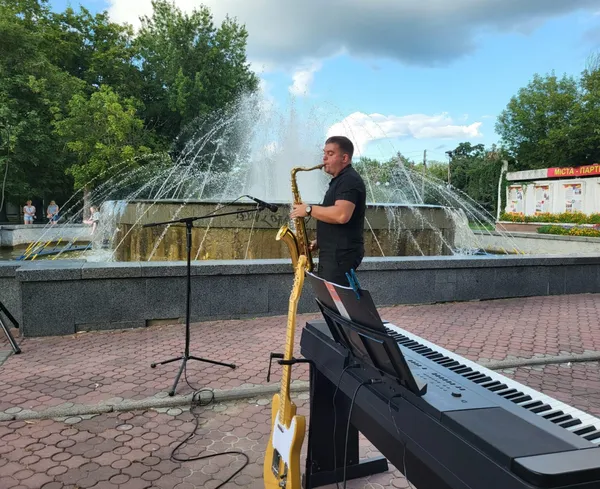 У Ковелі біля фонтану відбувся концерт на підтримку ЗСУ (фото)
