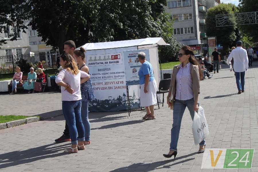 У Луцьку почали збирати підписи за відкликання депутатів (фото)