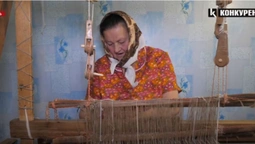 Скатертини, спідниці, килими: бабуся із села на Волині тче на старовинному верстаті (відео)