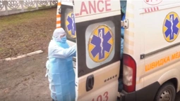 Приїхали у захисних костюмах: "хворий на коронавірус" лучанин викликав бригаду медиків (відео)