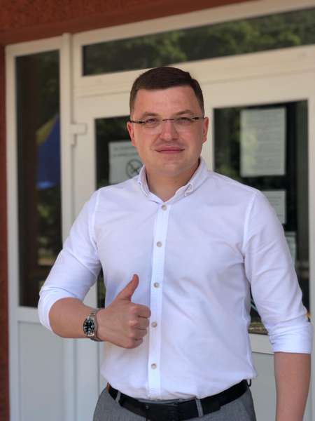 «Довго не думав»: Тарас Шкітер проголосував у Луцьку (фото)