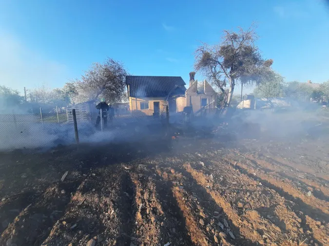 У Мирному на Волині загорілася дровітня (фото)