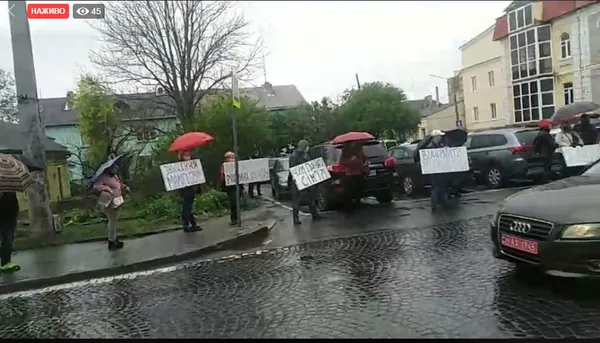 Хочуть працювати: підприємці прийшли під стіни Луцькради з протестом (фото, відео)