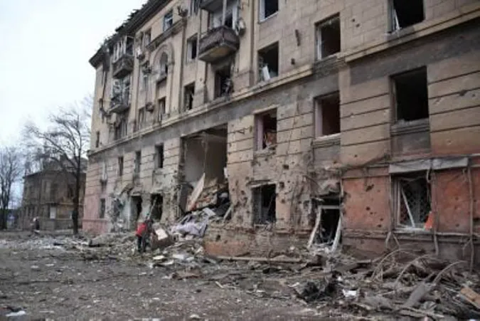 Окупанти скинули бомбу на школу в Маріуполі. Там було 400 людей (відео)