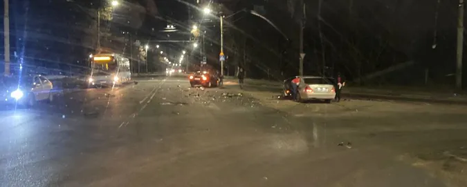 Уламки по всій дорозі: у Луцьку на Львівській не розминулись два легковики