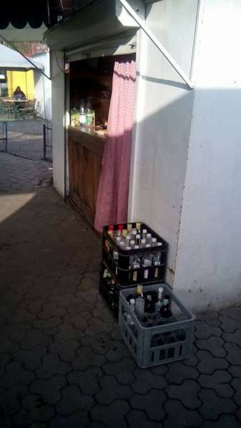 В кіоску на луцькій автостанції торгували контрафактним алкоголем (фото, відео)