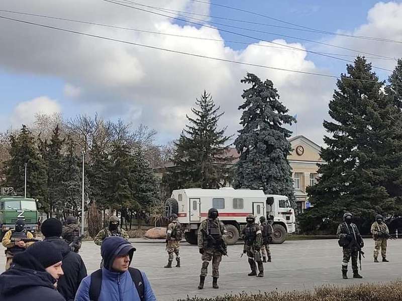 У Скадовськ зайшли військові РФ й винесли з міськради усі комп'ютери (фото)