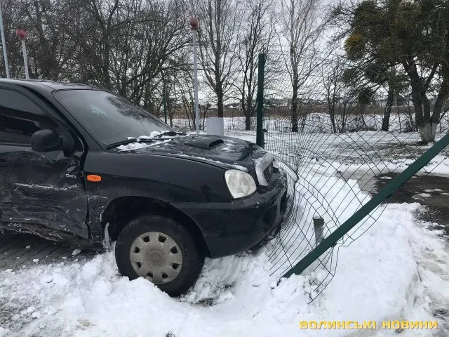 Під Луцьком на АЗС сталась аварія з потерпілими (фото, відео)
