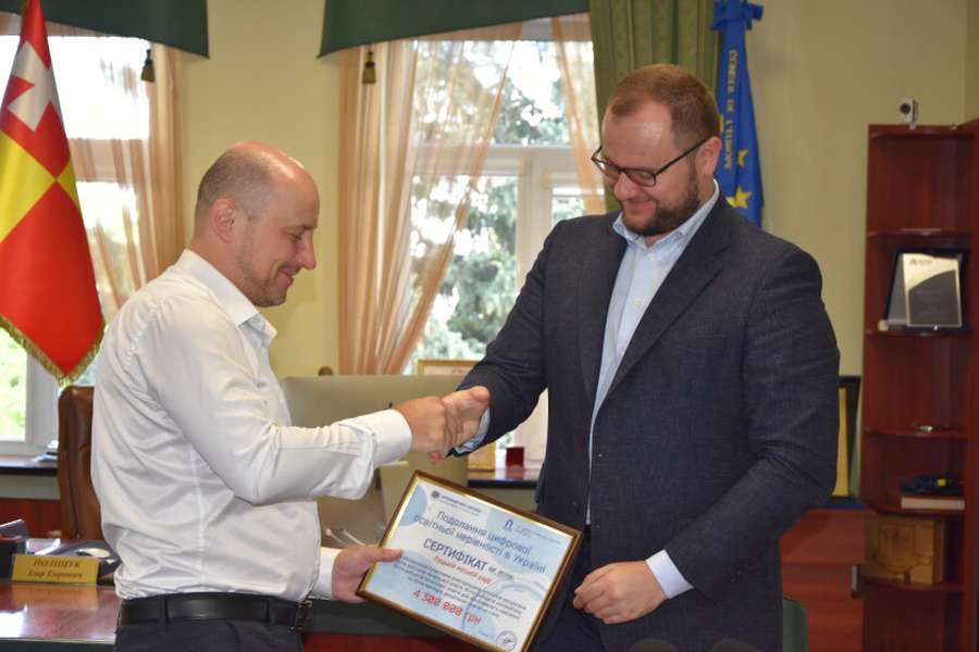 Луцьк отримав сертифікат на понад 4 мільйони гривень на розвиток закладів освіти (фото)