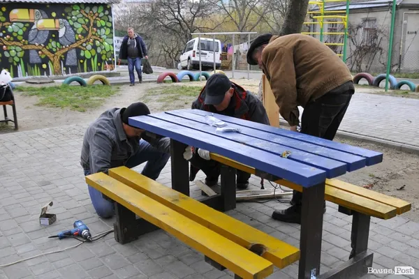 У луцькому дворі організували суботник (фото)