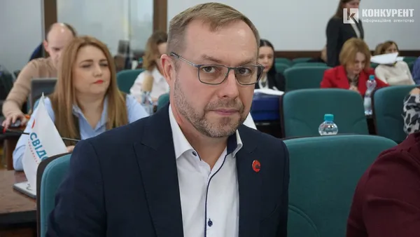 У Луцьку нарікають на сморід з підземних смітників (фото)
