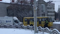 У Луцьку біля «Променя» вантажівка в'їхала в маршрутку (фото)