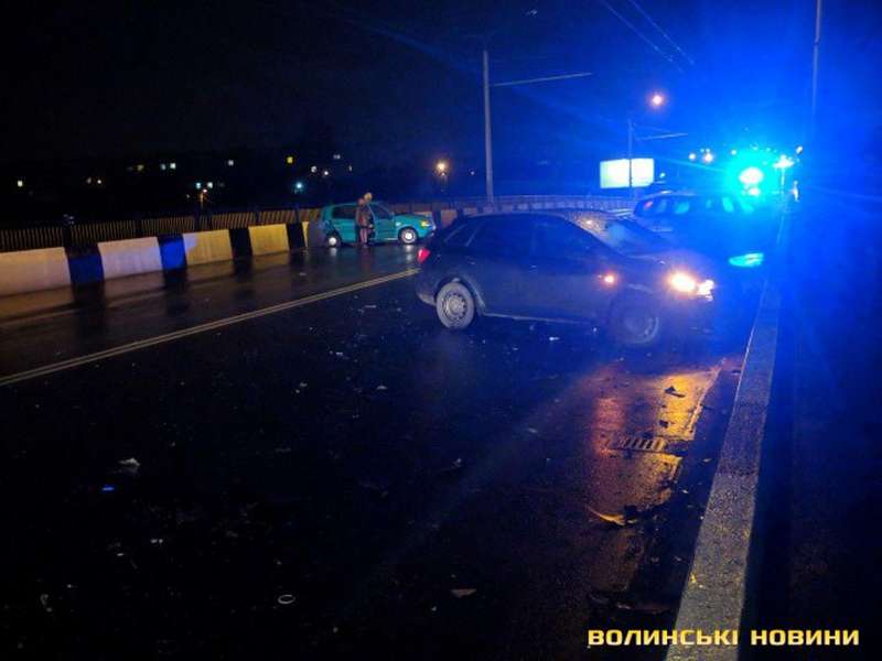 4 авто і слизька дорога: у Луцьку на мосту трапилася ДТП (фото)