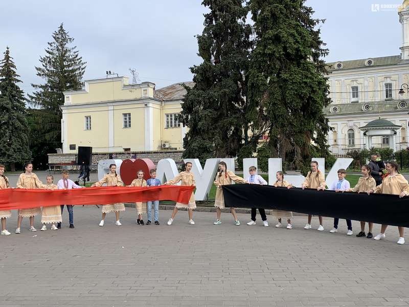 «Нитка Єдності»: у Луцьку пройшов флешмоб до Дня вишиванки (фото)