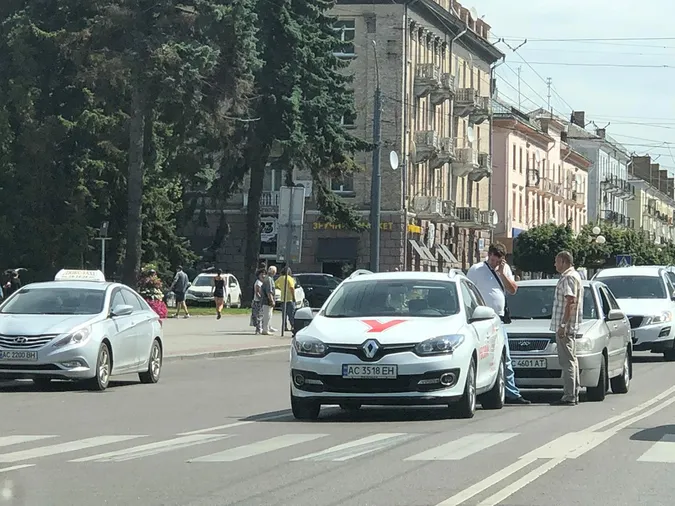 У центрі  Луцька – ДТП: утворився затор (фото)