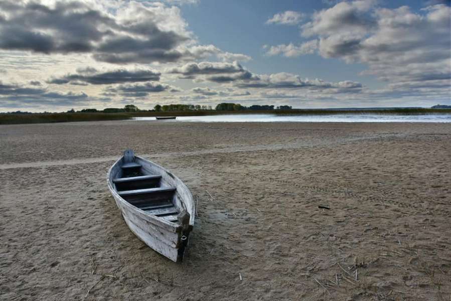 Човни на піску й порепане узбережжя: показали осінній Світязь (фото)