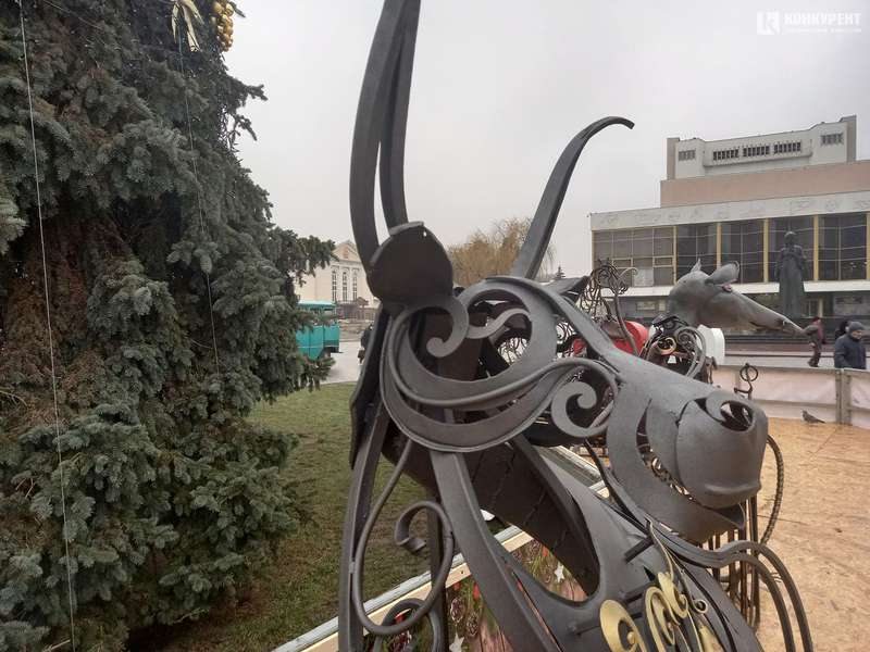 У центрі Луцька встановили кований символ нового року (фото)