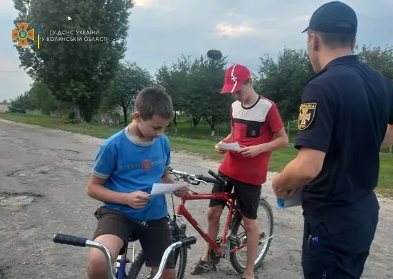 Волинські рятувальники нагадали людям, що палити траву не можна (фото)
