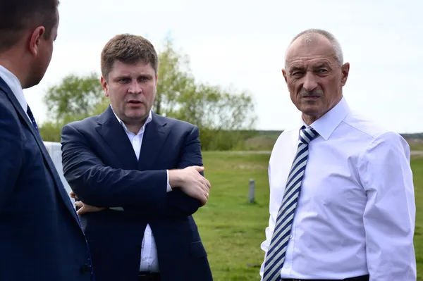 Помічник народного депутата України Степана Івахіва Денис П'ятигорець та голова Волинської ОДА Олександр Савченко