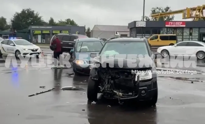 Розтрощені автомобілі: у Луцьку на перехресті – аварія (відео)