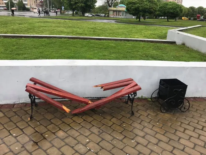 У Луцьку біля ОДА вандали потрощили лавки і смітник (фото)