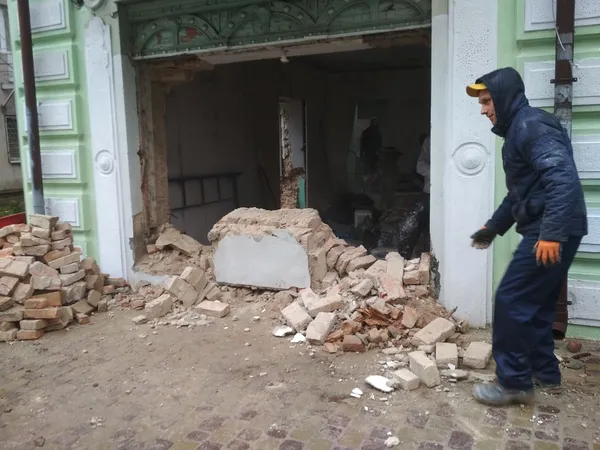 У Луцьку понищили пам'ятку архітектури: працює поліція (фото)