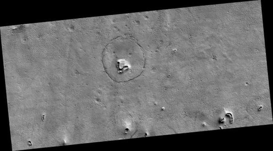 На Марсі знайшли кратер, схожий на мордочку ведмедя (фото)