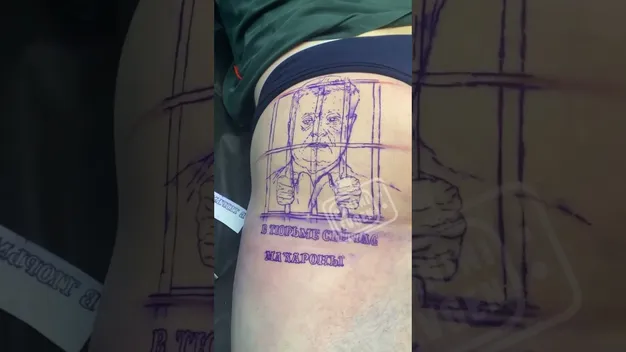 Харків'янин набив тату Порошенка собі на сідницях (відео)