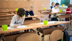 Без стільців: у львівських школах встановили нові парти (фото)
