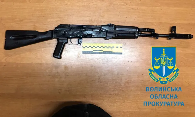 Волинянин придбав три АК-74 в жителя Херсонщини (фото)