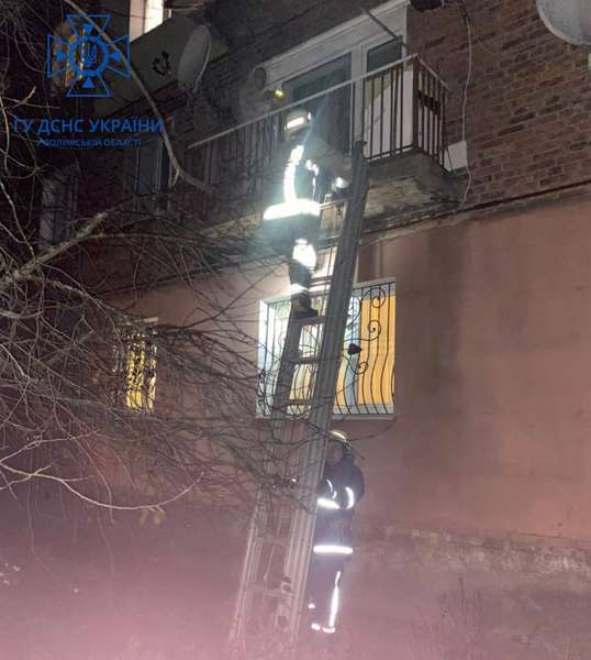 У Нововолинську хлопчик-інвалід зачинився на балконі – допомогли рятувальники (фото)