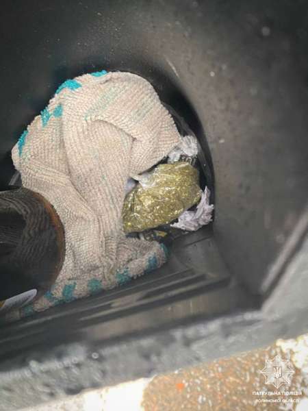 На блок-пості під Луцьком в авто п'яного водія знайшли наркотики (фото)