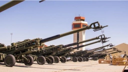 Міноборони США показало, як вантажать 155-мм гаубиці для України (відео)