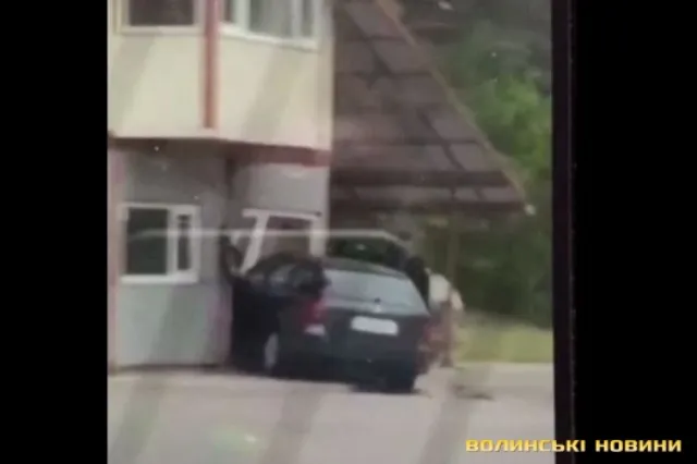 Двоє потерпілих: на Волині авто протаранило блокпост (відео)