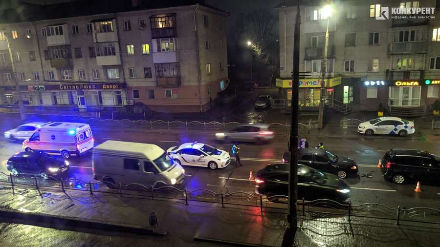 У Луцьку на проспекті Перемоги – аварія: на місці працює «швидка» і поліція
