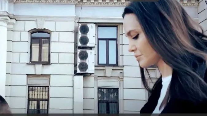 Під час тривоги Джолі з усіма іншими побігла в укриття (відео)