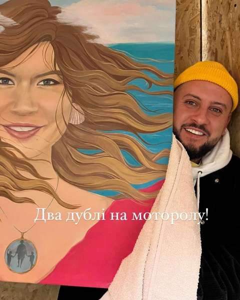 Артист з Луцька MONATIK романтично привітав дружину з «бляшаним» весіллям (фото)