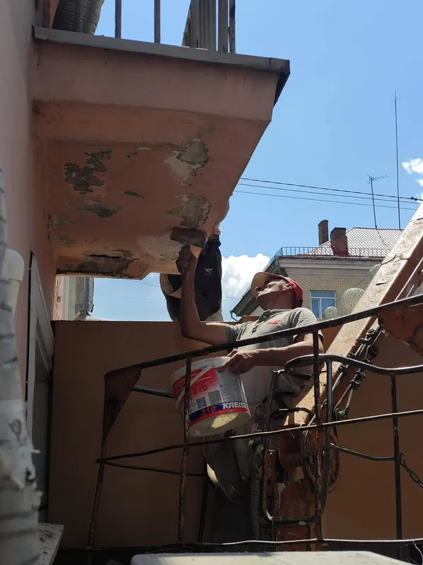 На проспекті Волі в Луцьку почали ремонтувати балкони (фото)