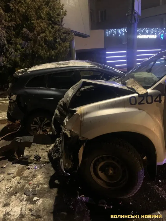 Повідомили деталі нічної ДТП з патрульним авто в центрі Луцька (фото)