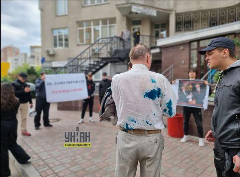 У Києві екснардепа Чорновола облили сечею і викинули у смітник (фото, відео)