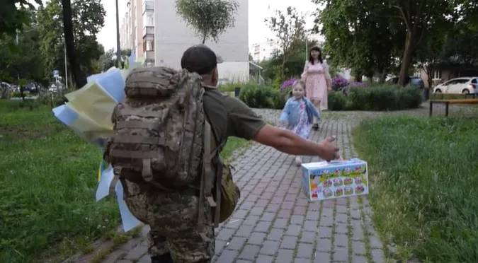 Вдома чекали дружина з донечкою: волинський прикордонник повернувся з передової (відео)