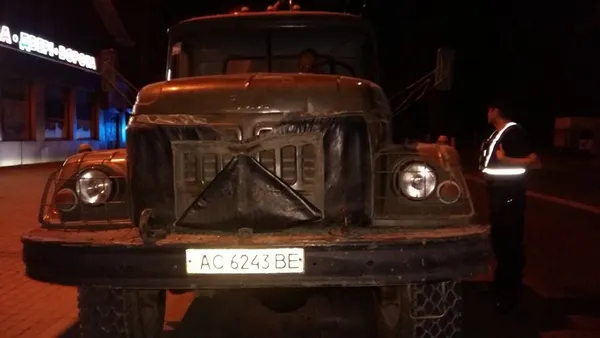 Автомобілі луцького ковбасного виробника опівночі зливали нечистоти в Луцьку