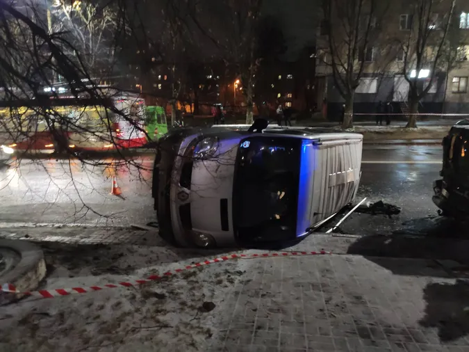 Масштабна аварія в Луцьку: перекинувся бус, є постраждалі (відео)