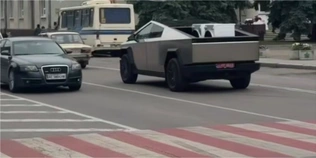 Тільки три на всю країну: у Нововолинську помітили Cybertruck, який возив пралки (відео)
