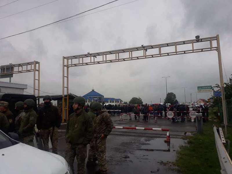 Водії заблокували пункт пропуску на кордоні з Угорщиною (відео, оновлено)